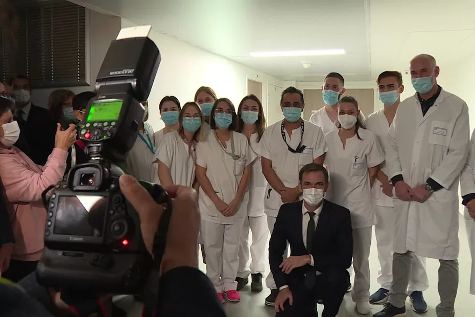 Le ministre de la santé a posé avec les soignants de l'hôpital de Gaillac avant d'inaugurer un nouveau bâtiment au sein de l'établissement © FTV